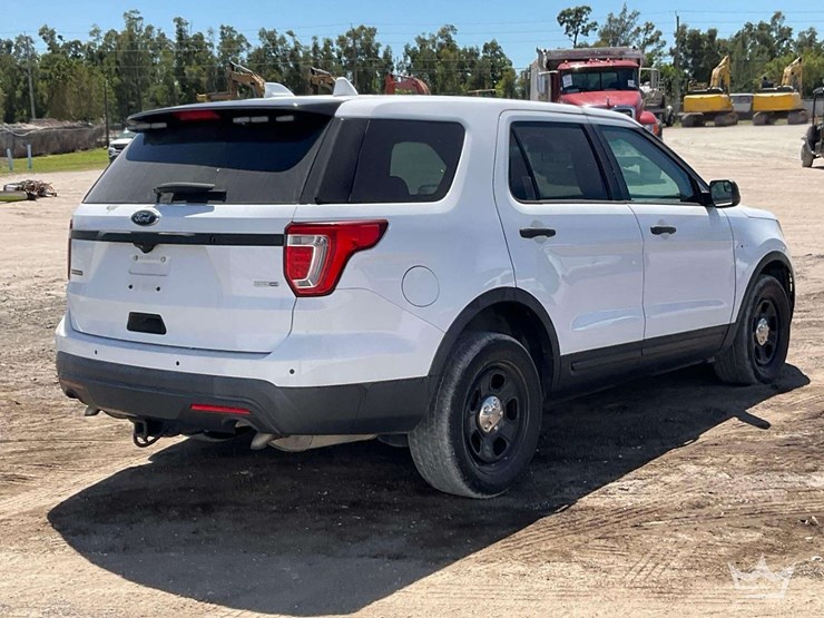 2016-ford-explorer-image-3