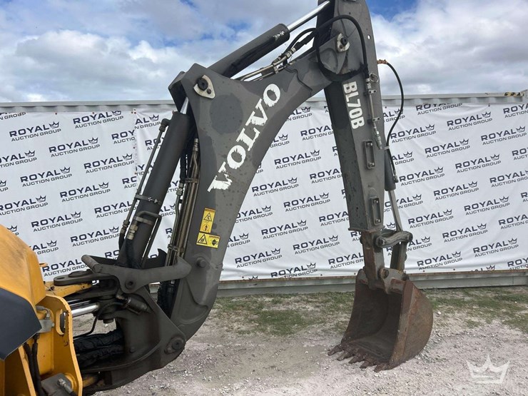 2013-volvo-bl70b-image-13