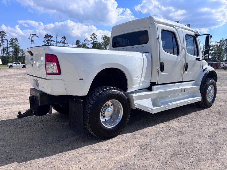 2014-freightliner-m2-106-image-3