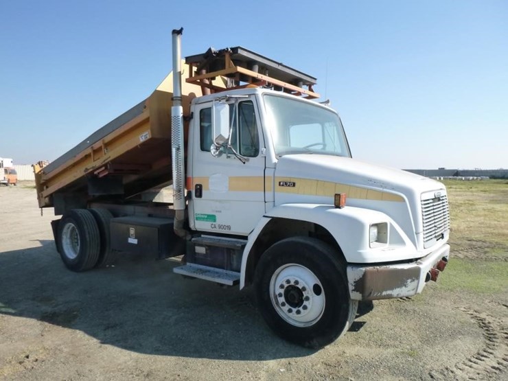 2001-freightliner-fl70-image-3