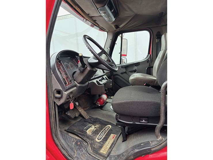 2005-freightliner-m2-106-image-5