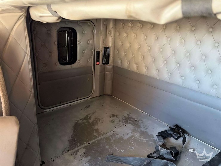 2011-kenworth-t800-image-18