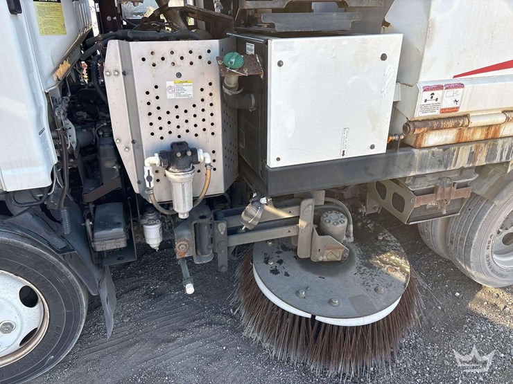 2016-isuzu-nrr-image-21