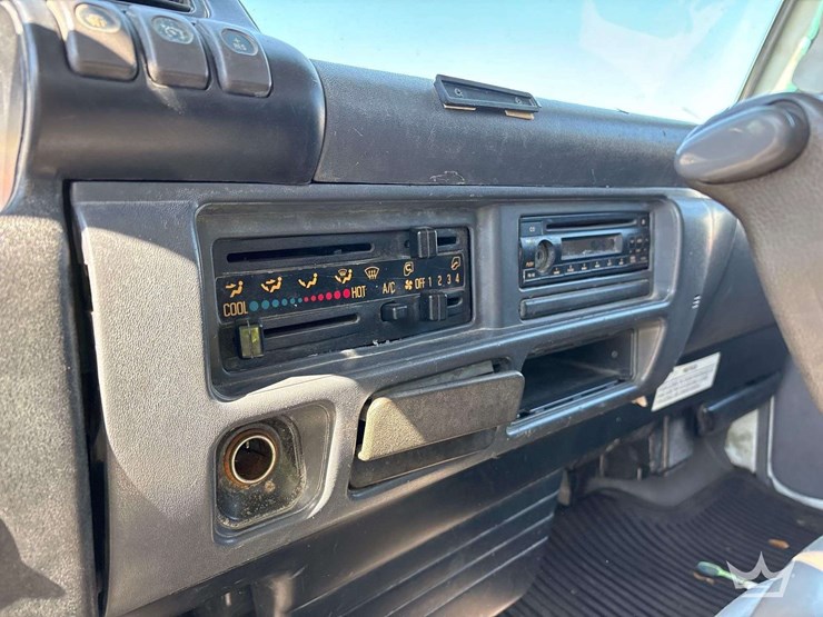 2007-isuzu-npr-image-16