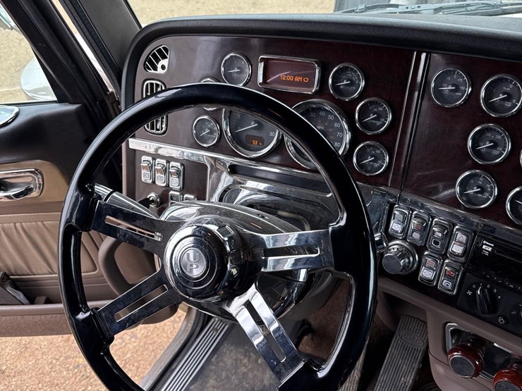 2016-peterbilt-389-image-92