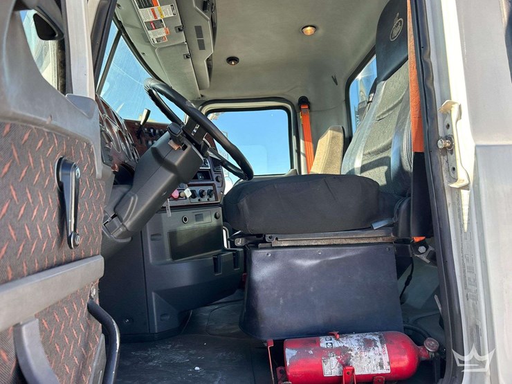 2013-mack-cxu613-t/a-day-cab-truck-tractor-image-12