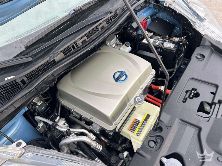 2015-nissan-leaf-hatchback-image-9