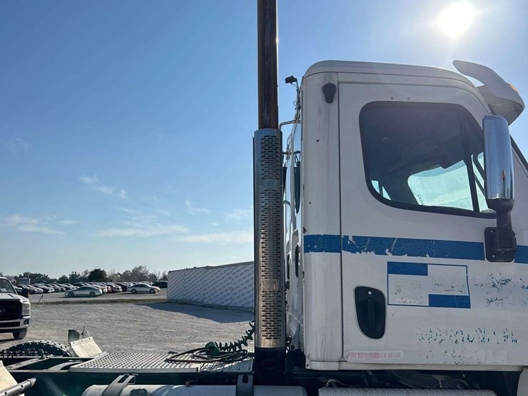 2013-freightliner-cascadia-125-image-35