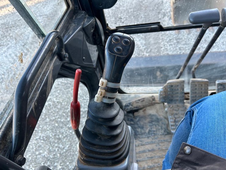 hitachi-zx135us-6-image-32