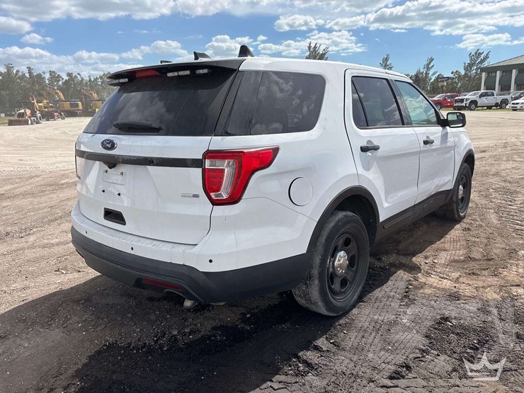 2016-ford-explorer-image-2