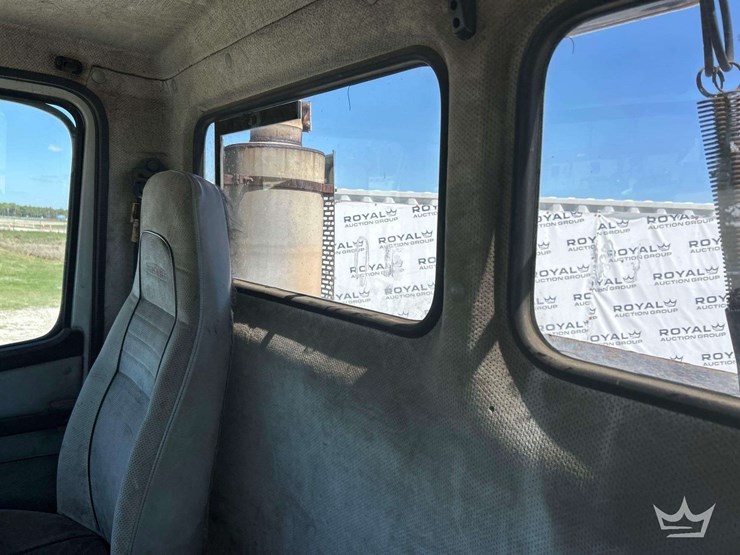 2001-freightliner-fl112-image-20