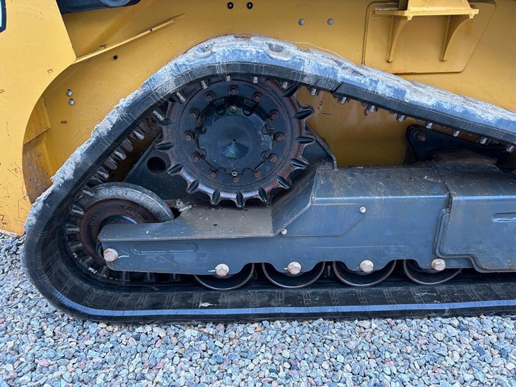 2021-deere-317g-image-13