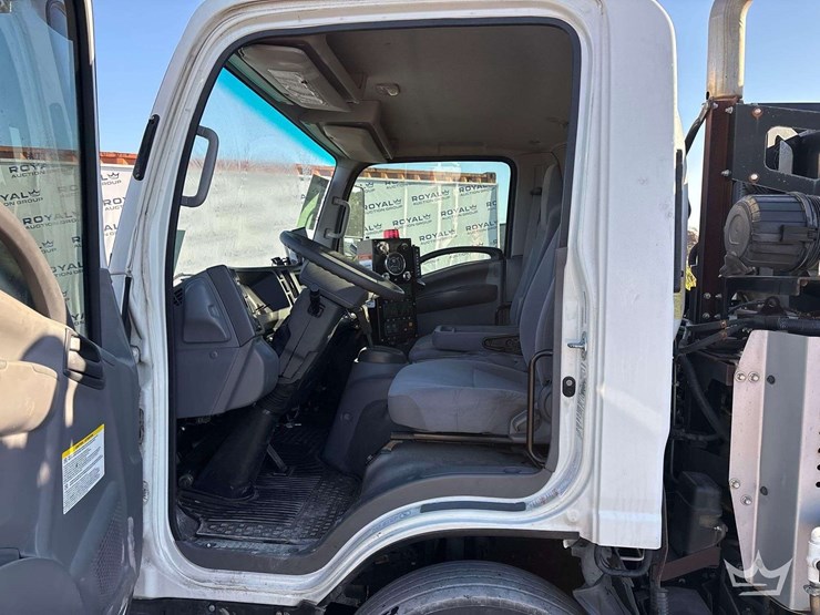 2016-isuzu-nrr-image-11