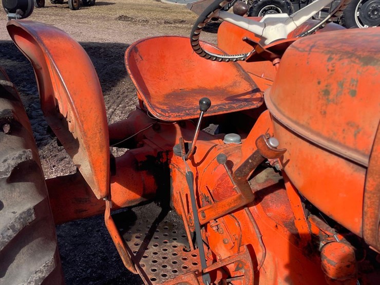 allis-chalmers-d15-2wd-tractor-image-21