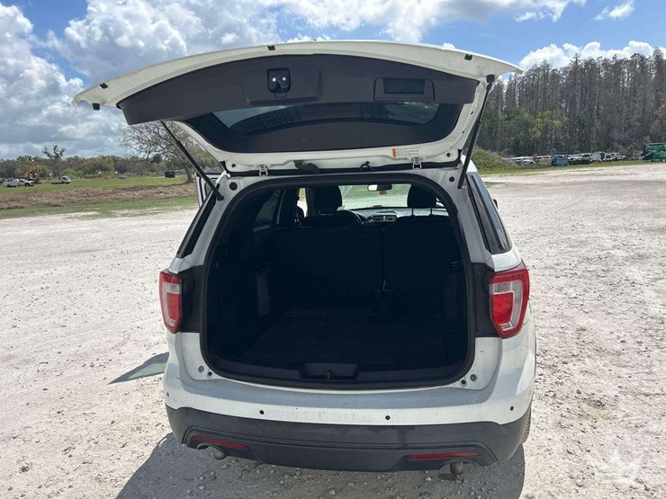 2016-ford-explorer-image-21