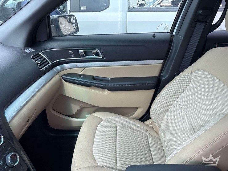 2016-ford-explorer-image-18