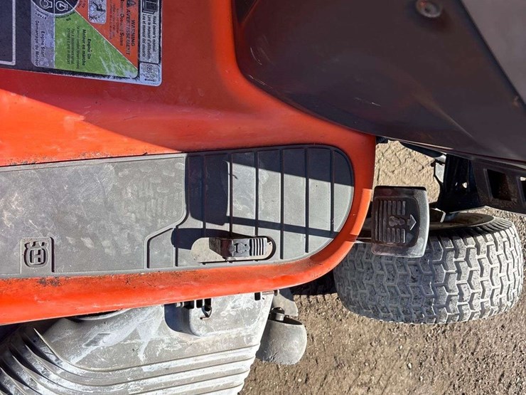 2012-husqvarna-yth21k46-46in.-riding-lawn-mowers-image-15
