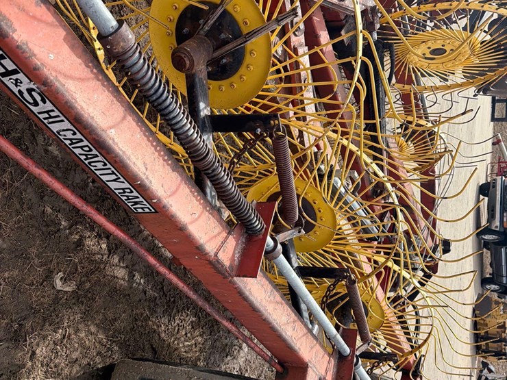 h&s-18-wheel-pull-type-rake-image-17