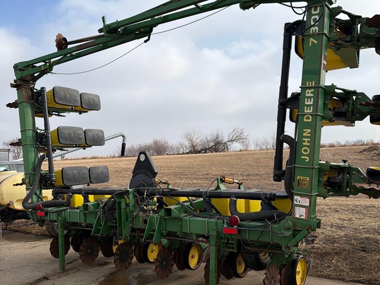 john-deere-7300-image-42