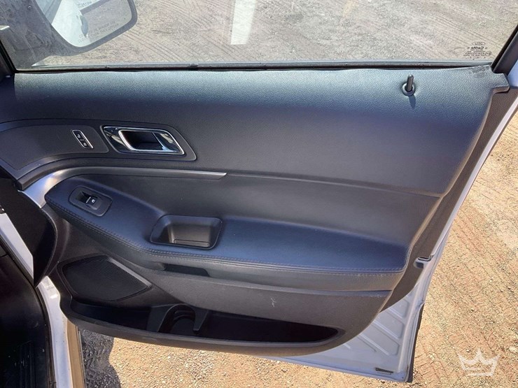 2016-ford-explorer-image-25