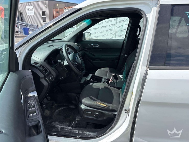 2016-ford-explorer-image-8