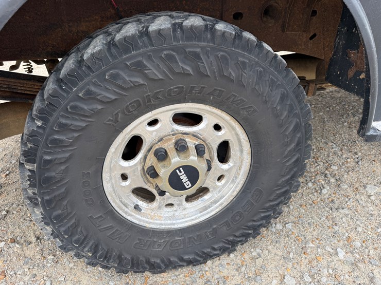 2005-gmc-2500-image-15