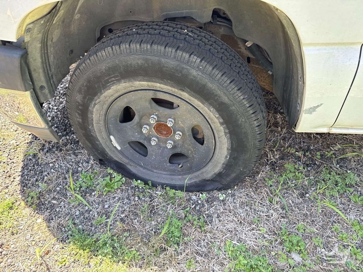 2005-chevrolet-suburban-image-12