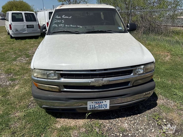 2005-chevrolet-suburban-image-2