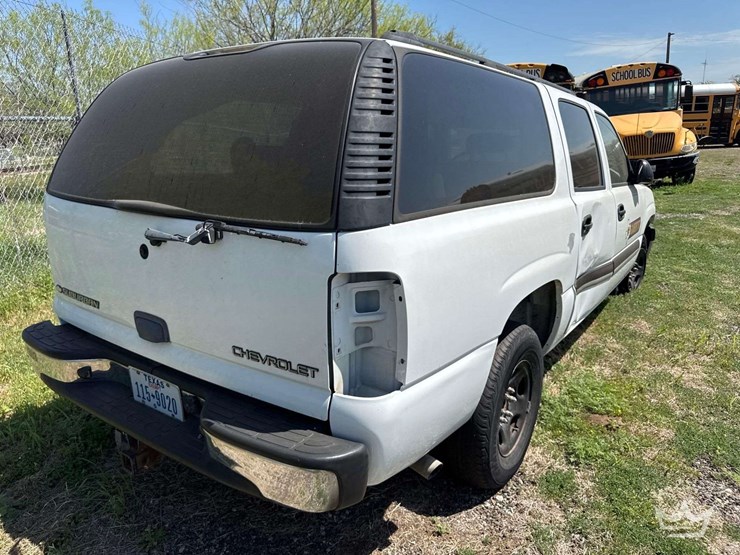 2005-chevrolet-suburban-image-4