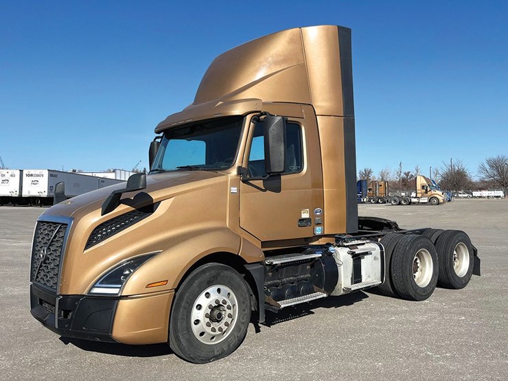 2019-volvo-vnl300-image-1