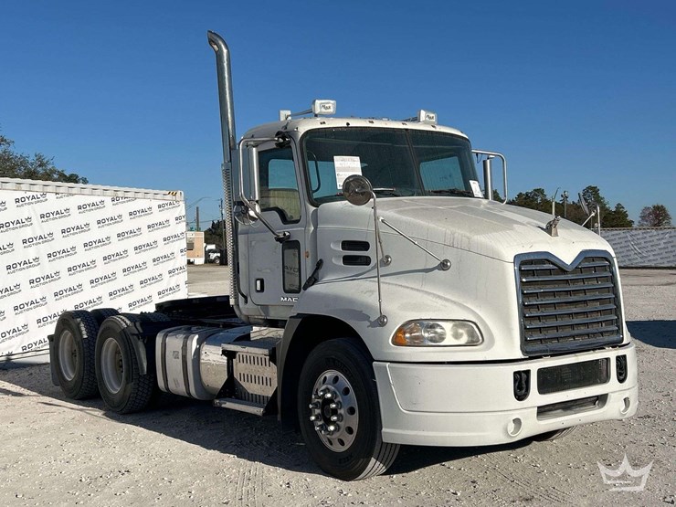 2013-mack-cxu613-t/a-day-cab-truck-tractor-image-2