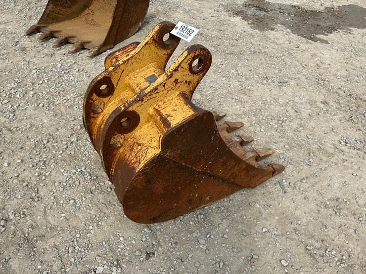 john-deere-24"-excavator-bucket-image-1