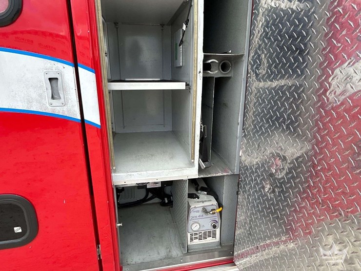 2016-freightliner-m2-106-image-27