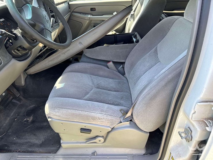 2005-chevrolet-suburban-image-19