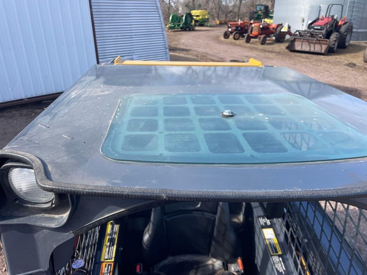 2017-deere-320e-image-34