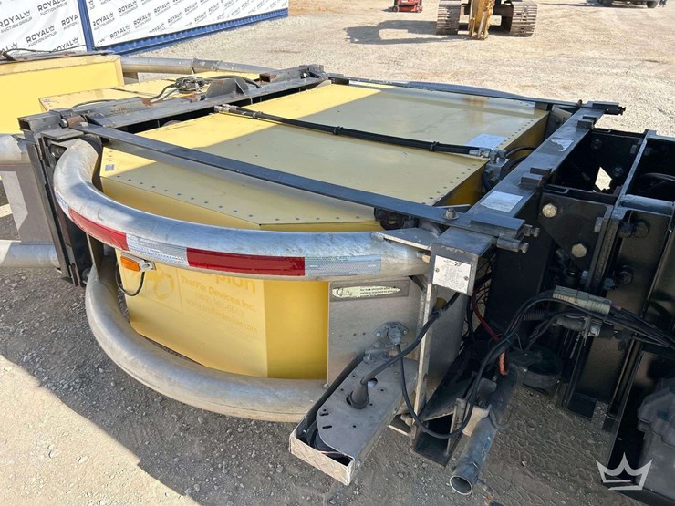 2017-freightliner-m2-106-image-25