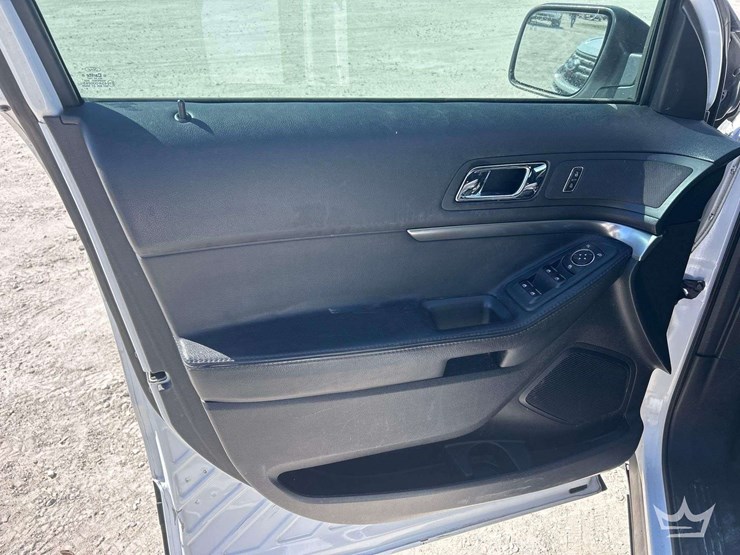 2016-ford-explorer-image-11