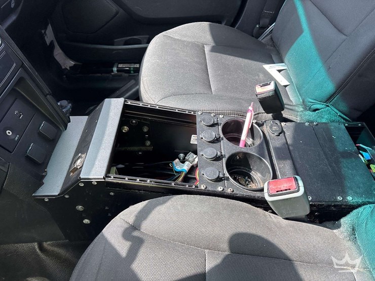 2016-ford-explorer-image-15