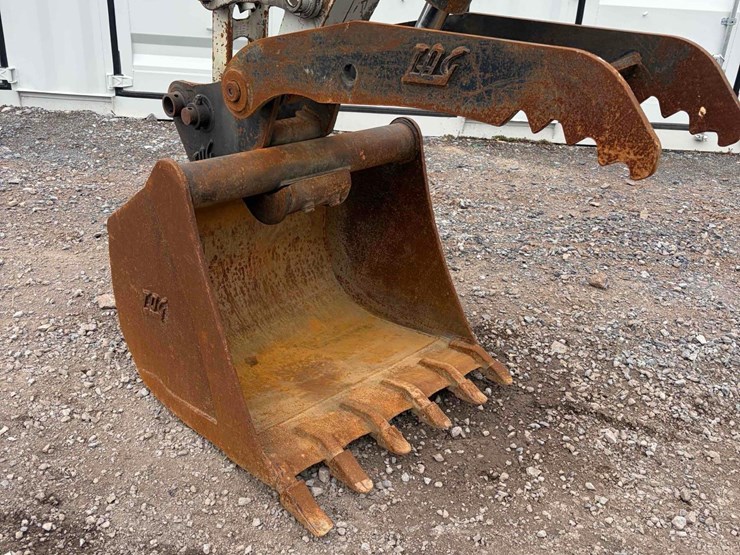 2013-takeuchi-tb280fr-image-5