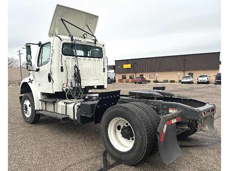 2020-freightliner-m2-image-2