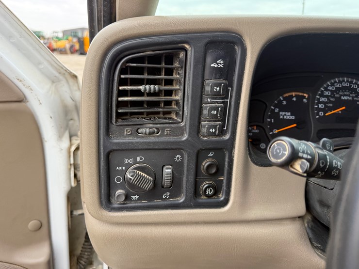 2005-gmc-2500-image-60