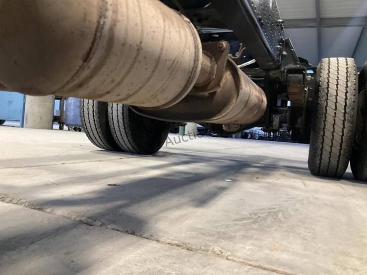 2016-isuzu-npr-image-23