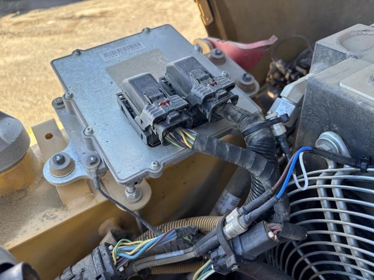 2018-caterpillar-cb24b-image-38