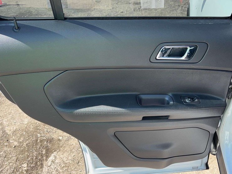 2015-ford-explorer-image-8