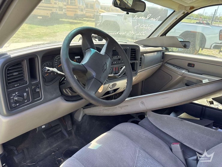 2005-chevrolet-suburban-image-17