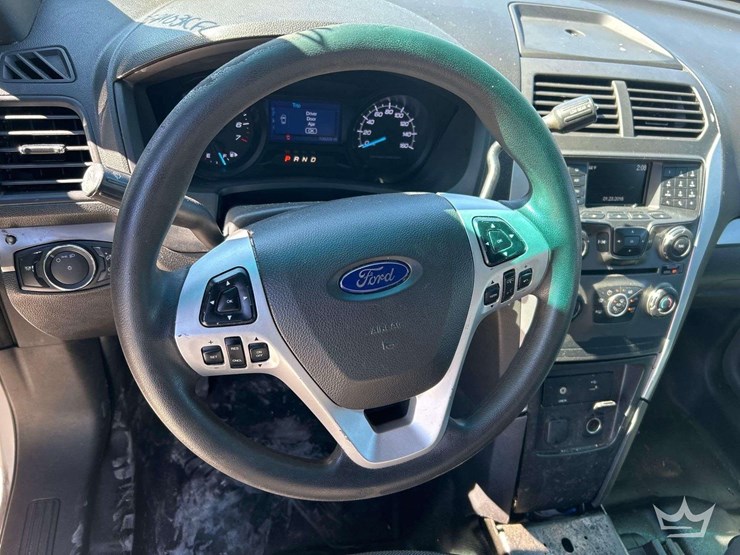 2015-ford-explorer-image-13