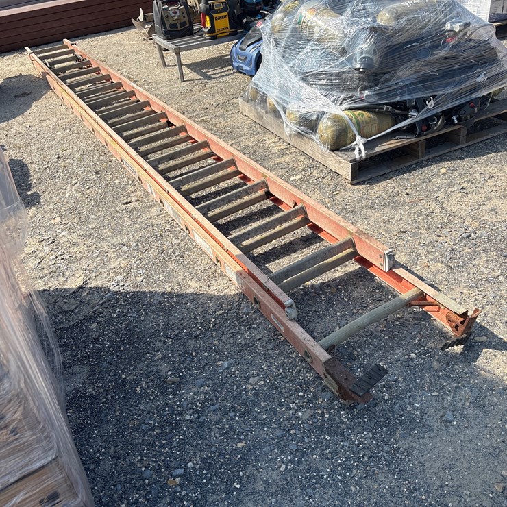 #8045 • 40FT EXTENDABLE LADDER