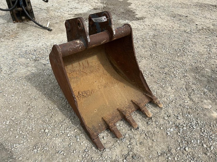 bobcat-28”-excavator-bucket-image-1