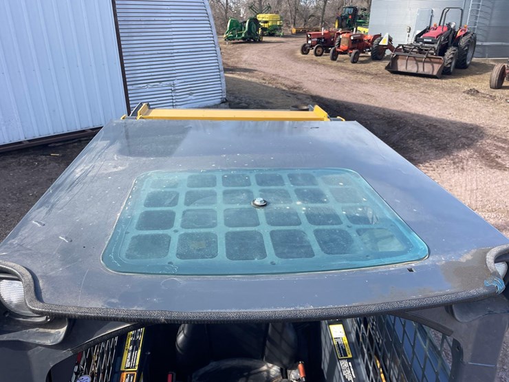 2017-deere-320e-image-36