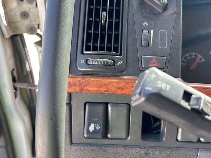 2006-volvo-vnm-s/a-day-cab-truck-tractor-image-10